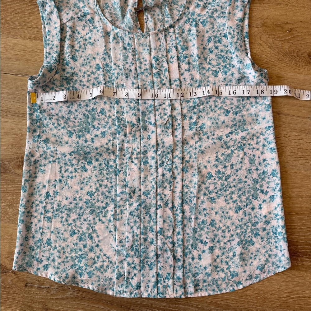 Sleeveless Floral Pleated Shell Top - Teal/White - Picture 2 of 6